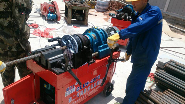 固力士鋼筋直螺紋滾絲機現(xiàn)場施工